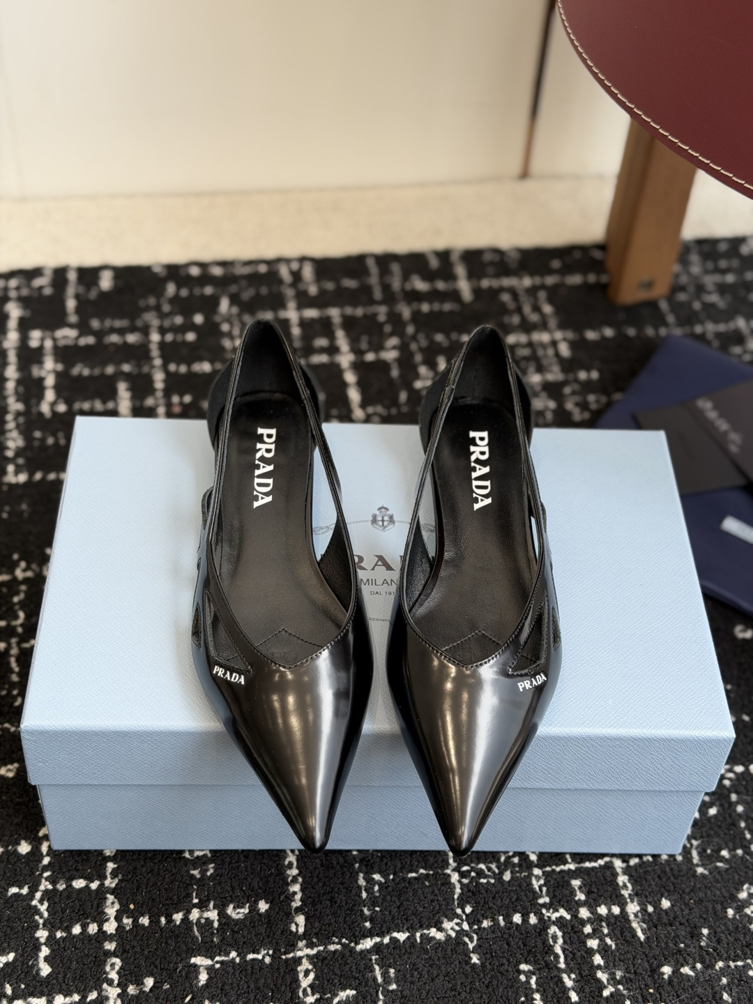 代购级Prada 26ss 早春新款绝美尖头跟鞋 时尚界久违的极简之美经典时尚配色 毫不费力的优雅风来袭