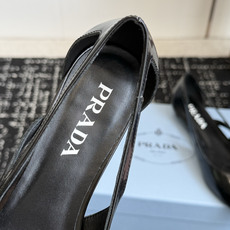 代购级Prada 26ss 早春新款绝美尖头跟鞋 时尚界久违的极简之美经典时尚配色 毫不费力的优雅风来袭 代购级Prada 26ss 早春新款绝美尖头跟鞋 时尚界久违的极简之美经典时尚配色 毫不费力的优雅风来袭