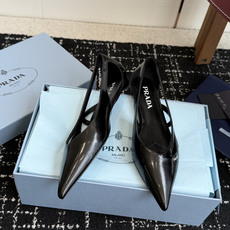 代购级Prada 26ss 早春新款绝美尖头跟鞋 时尚界久违的极简之美经典时尚配色 毫不费力的优雅风来袭 代购级Prada 26ss 早春新款绝美尖头跟鞋 时尚界久违的极简之美经典时尚配色 毫不费力的优雅风来袭