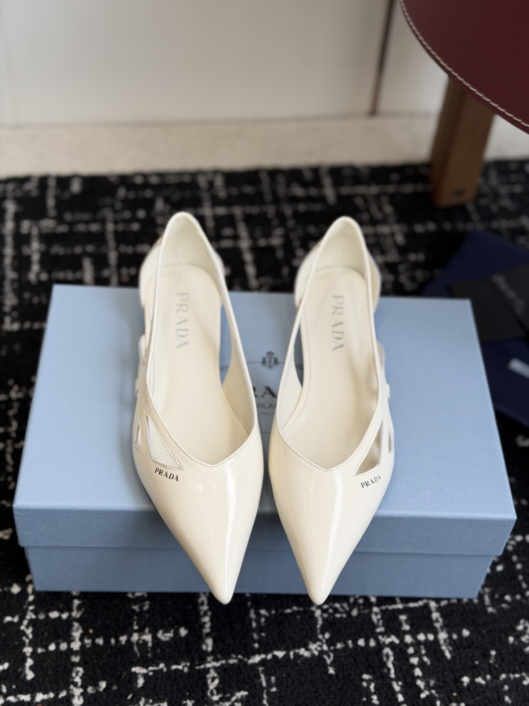 代购级Prada 26ss 早春新款绝美尖头跟鞋 时尚界久违的极简之美经典时尚配色 毫不费力的优雅风来袭