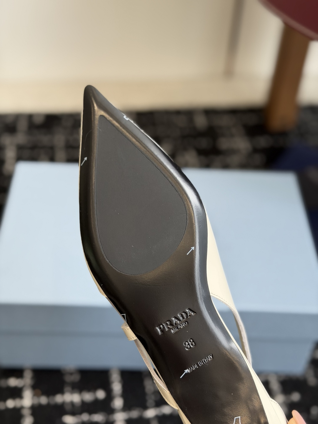 代购级Prada 26ss 早春新款绝美尖头跟鞋 时尚界久违的极简之美经典时尚配色 毫不费力的优雅风来袭