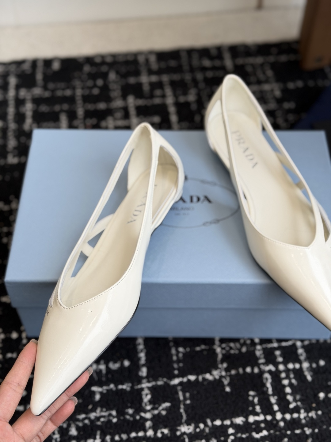 代购级Prada 26ss 早春新款绝美尖头跟鞋 时尚界久违的极简之美经典时尚配色 毫不费力的优雅风来袭