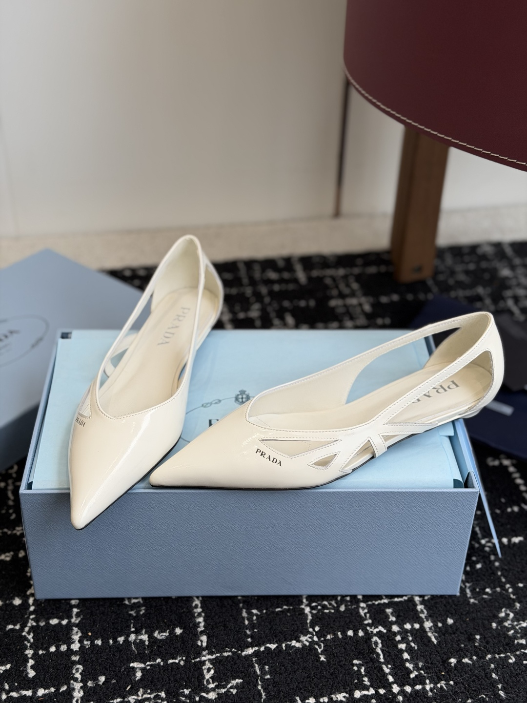 代购级Prada 26ss 早春新款绝美尖头跟鞋 时尚界久违的极简之美经典时尚配色 毫不费力的优雅风来袭