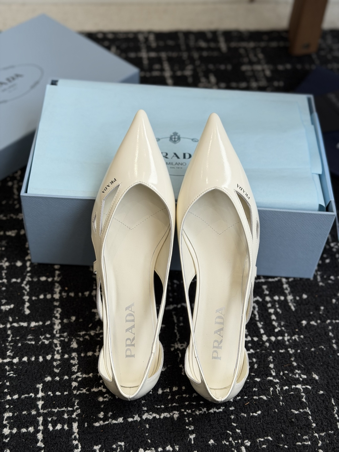 代购级Prada 26ss 早春新款绝美尖头跟鞋 时尚界久违的极简之美经典时尚配色 毫不费力的优雅风来袭