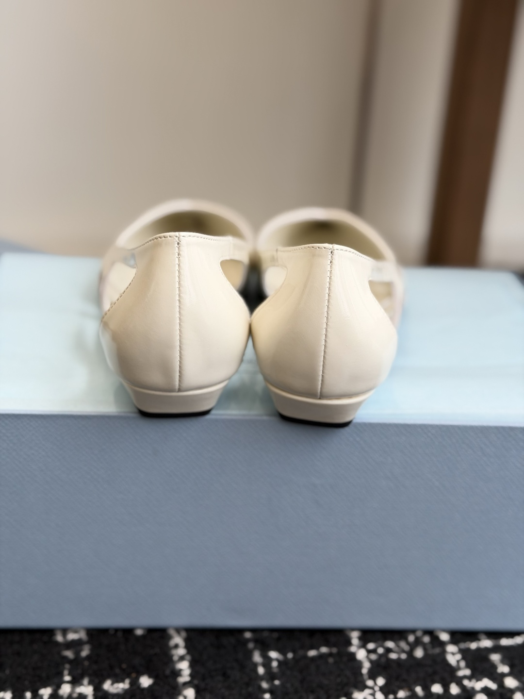 代购级Prada 26ss 早春新款绝美尖头跟鞋 时尚界久违的极简之美经典时尚配色 毫不费力的优雅风来袭
