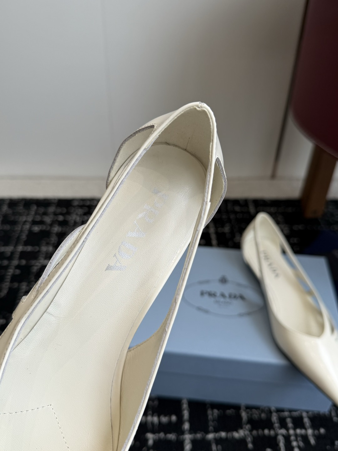 代购级Prada 26ss 早春新款绝美尖头跟鞋 时尚界久违的极简之美经典时尚配色 毫不费力的优雅风来袭