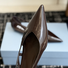 代购级Prada 26ss 早春新款绝美尖头跟鞋 时尚界久违的极简之美经典时尚配色 毫不费力的优雅风来袭 代购级Prada 26ss 早春新款绝美尖头跟鞋 时尚界久违的极简之美经典时尚配色 毫不费力的优雅风来袭