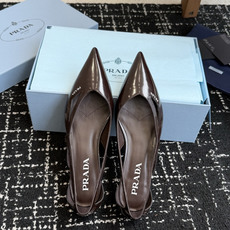 代购级Prada 26ss 早春新款绝美尖头跟鞋 时尚界久违的极简之美经典时尚配色 毫不费力的优雅风来袭 代购级Prada 26ss 早春新款绝美尖头跟鞋 时尚界久违的极简之美经典时尚配色 毫不费力的优雅风来袭