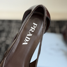 代购级Prada 26ss 早春新款绝美尖头跟鞋 时尚界久违的极简之美经典时尚配色 毫不费力的优雅风来袭 代购级Prada 26ss 早春新款绝美尖头跟鞋 时尚界久违的极简之美经典时尚配色 毫不费力的优雅风来袭