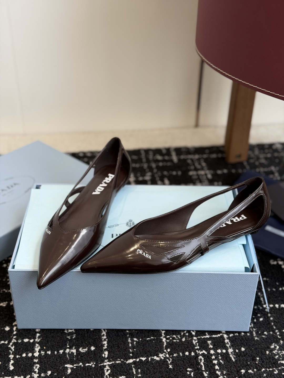 代购级Prada 26ss 早春新款绝美尖头跟鞋 时尚界久违的极简之美经典时尚配色 毫不费力的优雅风来袭 代购级Prada 26ss 早春新款绝美尖头跟鞋 时尚界久违的极简之美经典时尚配色 毫不费力的优雅风来袭