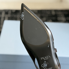 代购级Prada 26ss 早春新款绝美尖头跟鞋 时尚界久违的极简之美经典时尚配色 毫不费力的优雅风来袭 代购级Prada 26ss 早春新款绝美尖头跟鞋 时尚界久违的极简之美经典时尚配色 毫不费力的优雅风来袭