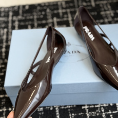 代购级Prada 26ss 早春新款绝美尖头跟鞋 时尚界久违的极简之美经典时尚配色 毫不费力的优雅风来袭 代购级Prada 26ss 早春新款绝美尖头跟鞋 时尚界久违的极简之美经典时尚配色 毫不费力的优雅风来袭