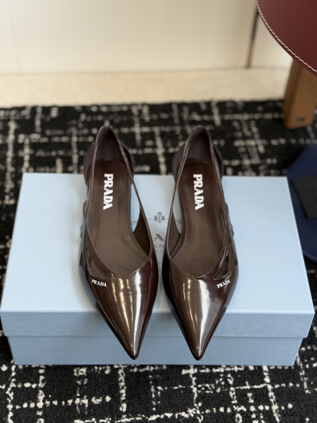 代购级Prada 26ss 早春新款绝美尖头跟鞋 时尚界久违的极简之美经典时尚配色 毫不费力的优雅风来袭