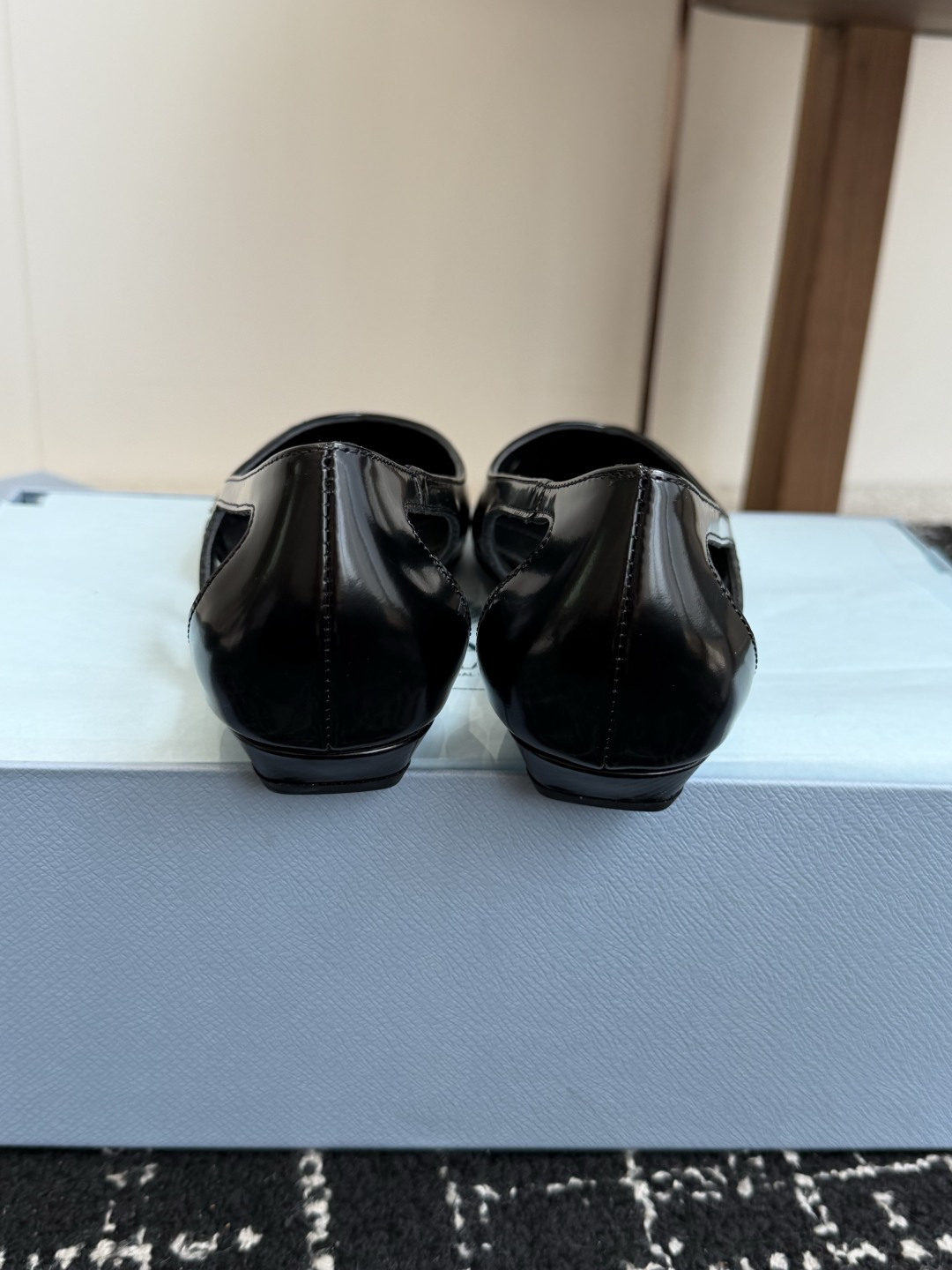 代购级Prada 26ss 早春新款绝美尖头跟鞋 时尚界久违的极简之美经典时尚配色 毫不费力的优雅风来袭 代购级Prada 26ss 早春新款绝美尖头跟鞋 时尚界久违的极简之美经典时尚配色 毫不费力的优雅风来袭