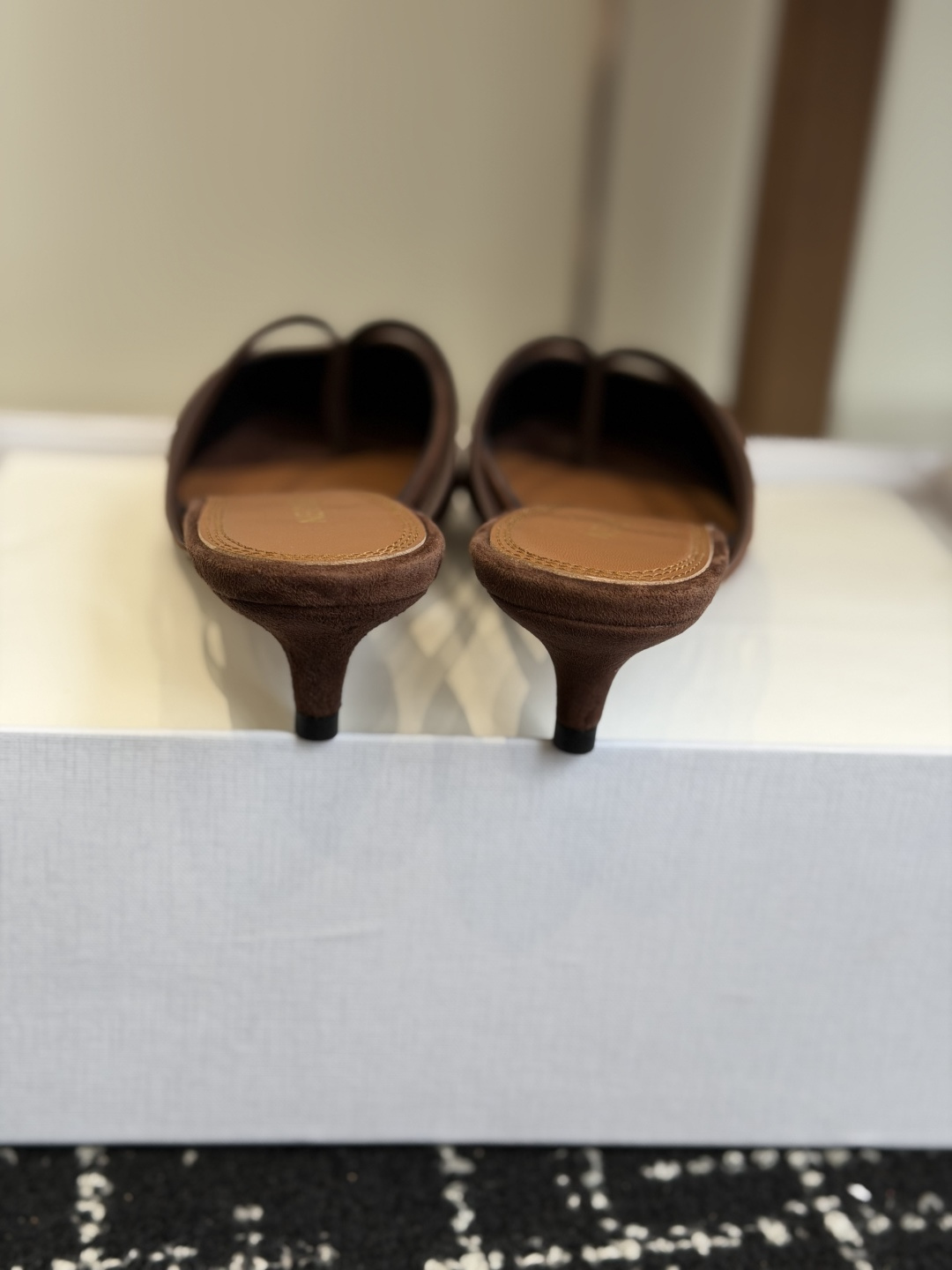代购级neous 26ss春夏新品 尖头后空猫跟凉拖鞋这款自带大小姐风气质 无论是搭配牛仔裤百褶裙 还是 代购级neous 26ss春夏新品 尖头后空猫跟凉拖鞋这款自带大小姐风气质 无论是搭配牛仔裤百褶裙 还是