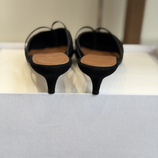 代购级neous 26ss春夏新品 尖头后空猫跟凉拖鞋这款自带大小姐风气质 无论是搭配牛仔裤百褶裙 还是 代购级neous 26ss春夏新品 尖头后空猫跟凉拖鞋这款自带大小姐风气质 无论是搭配牛仔裤百褶裙 还是