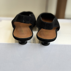 代购级neous 26ss春夏新品 尖头后空猫跟凉拖鞋这款自带大小姐风气质 无论是搭配牛仔裤百褶裙 还是 代购级neous 26ss春夏新品 尖头后空猫跟凉拖鞋这款自带大小姐风气质 无论是搭配牛仔裤百褶裙 还是