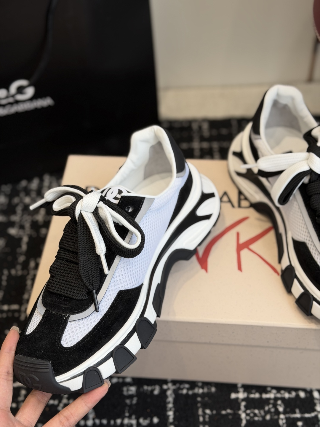 代购级DG Country Road系列运动鞋集舒适与风格于一身，优质材料确保舒适脚感和现代外观！DG 