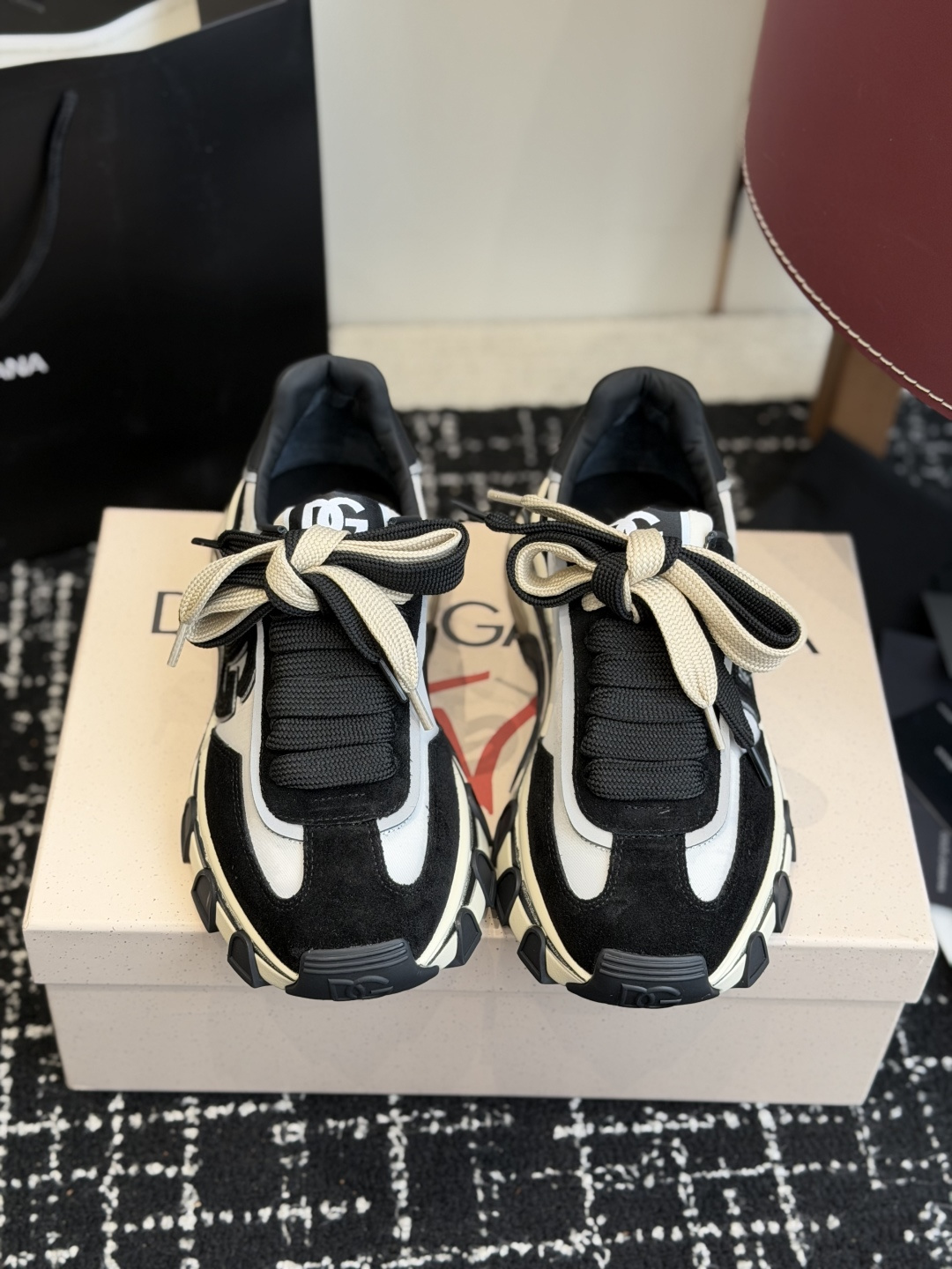 代购级DG Country Road系列运动鞋集舒适与风格于一身，优质材料确保舒适脚感和现代外观！DG 