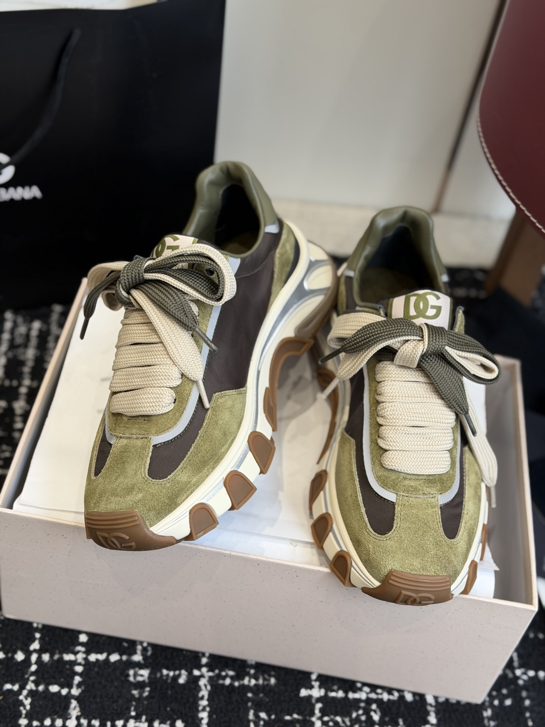 代购级DG Country Road系列运动鞋集舒适与风格于一身,优质材料确保舒适脚感和现代外观!DG 代购级DG Country Road系列运动鞋集舒适与风格于一身,优质材料确保舒适脚感和现代外观!DG