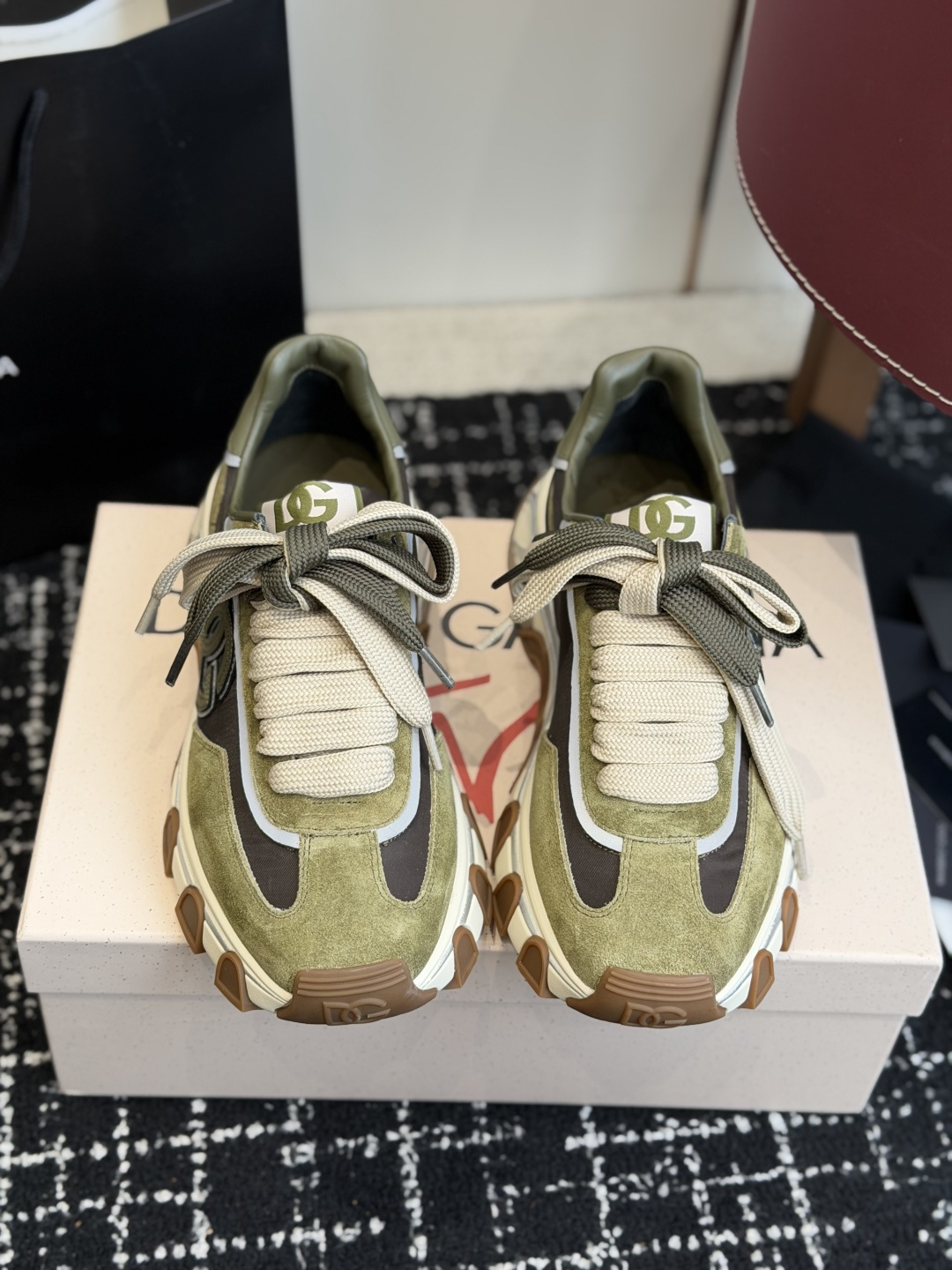 代购级DG Country Road系列运动鞋集舒适与风格于一身，优质材料确保舒适脚感和现代外观！DG 