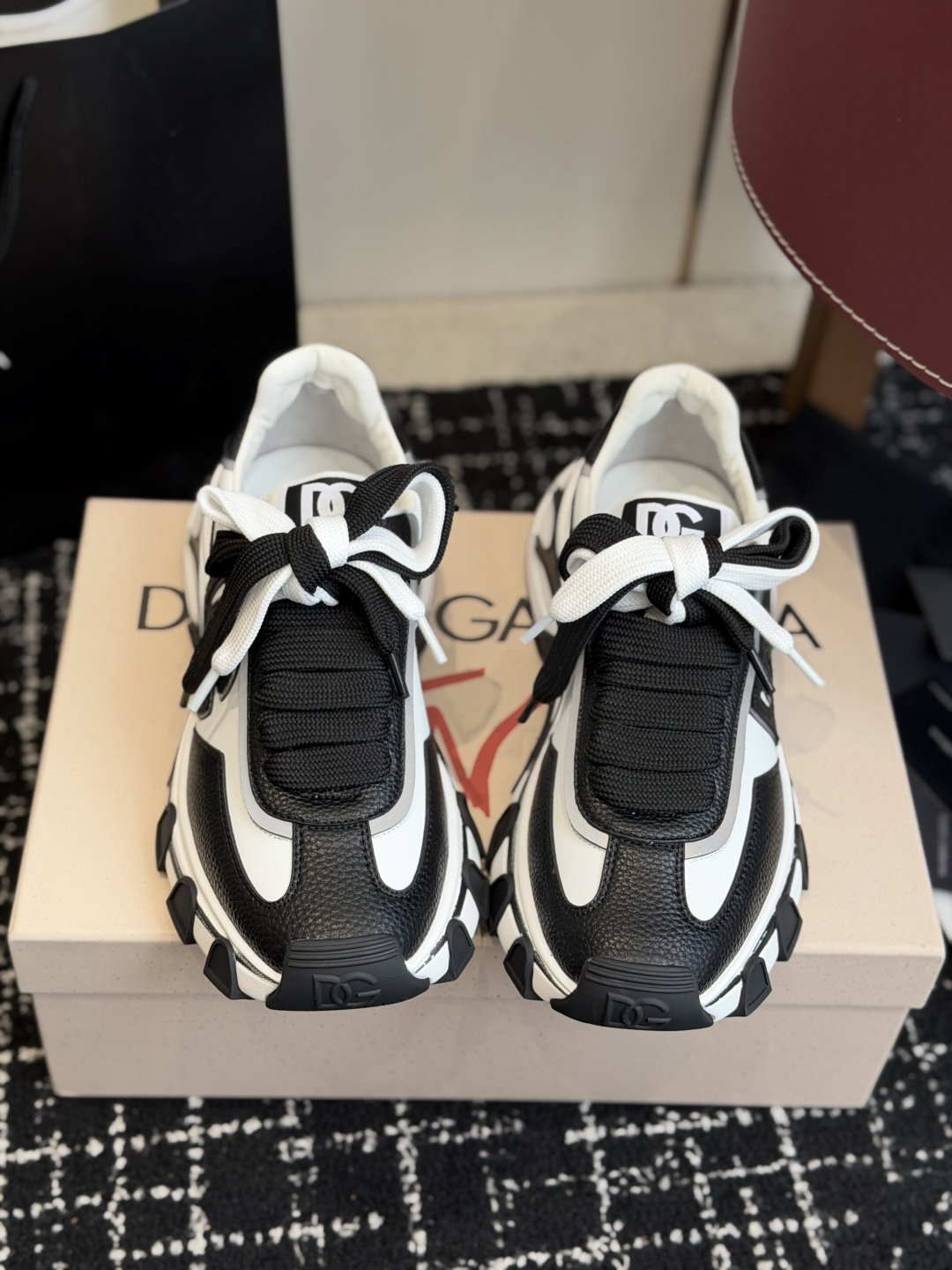 代购级DG Country Road系列运动鞋集舒适与风格于一身，优质材料确保舒适脚感和现代外观！DG 