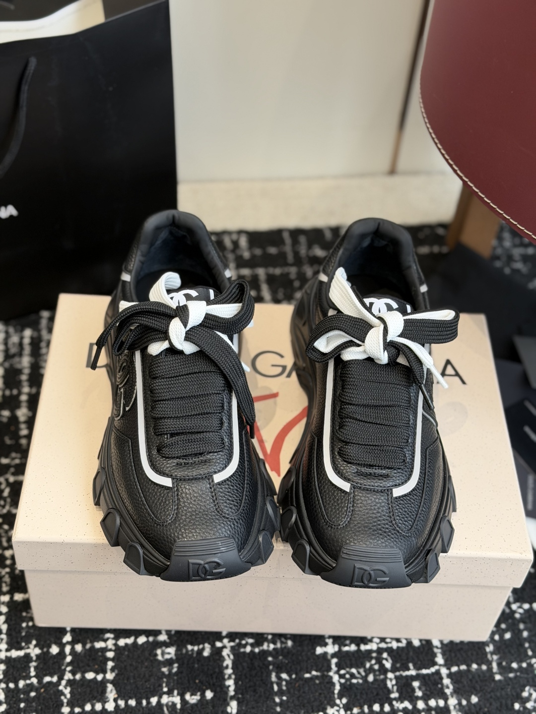 代购级DG Country Road系列运动鞋集舒适与风格于一身，优质材料确保舒适脚感和现代外观！DG 