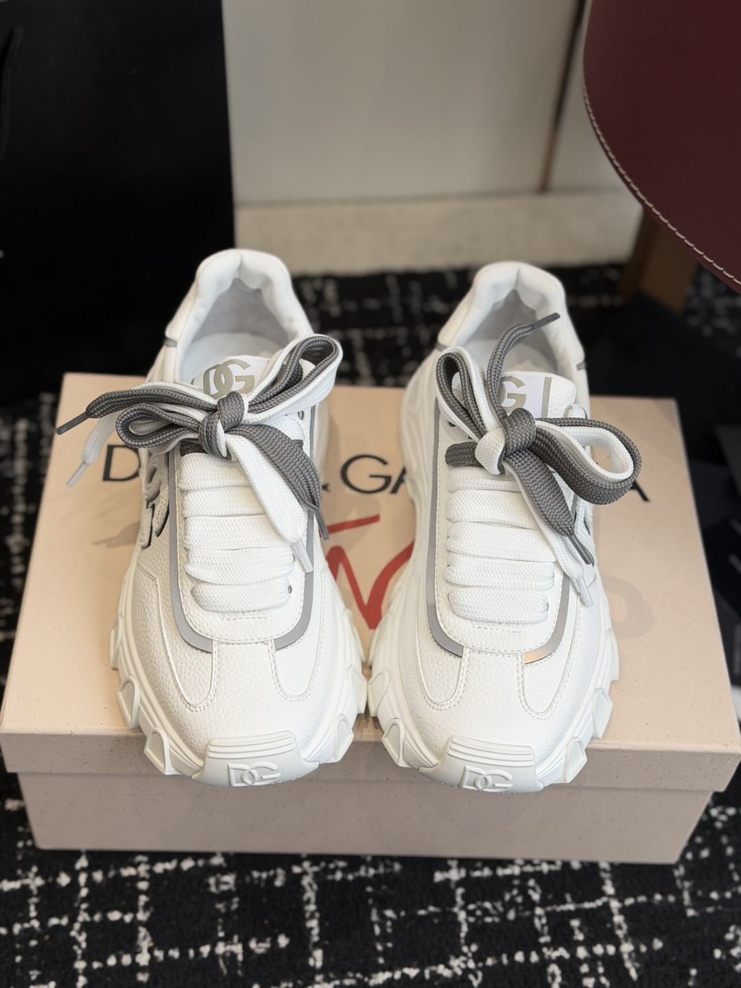 代购级DG Country Road系列运动鞋集舒适与风格于一身，优质材料确保舒适脚感和现代外观！DG 