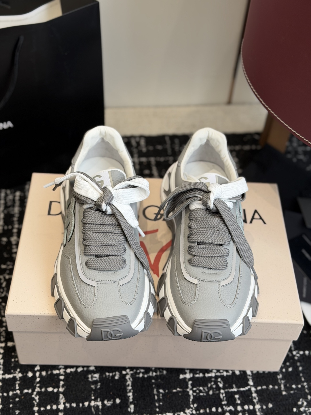 代购级DG Country Road系列运动鞋集舒适与风格于一身，优质材料确保舒适脚感和现代外观！DG 