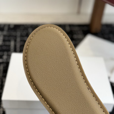东莞代购级26ssThe Row手工缝制博肯穆勒拖这双拖跟以往的博肯拖工艺做法不一样,纯手工缝马克线这款 东莞代购级26ssThe Row手工缝制博肯穆勒拖这双拖跟以往的博肯拖工艺做法不一样,纯手工缝马克线这款