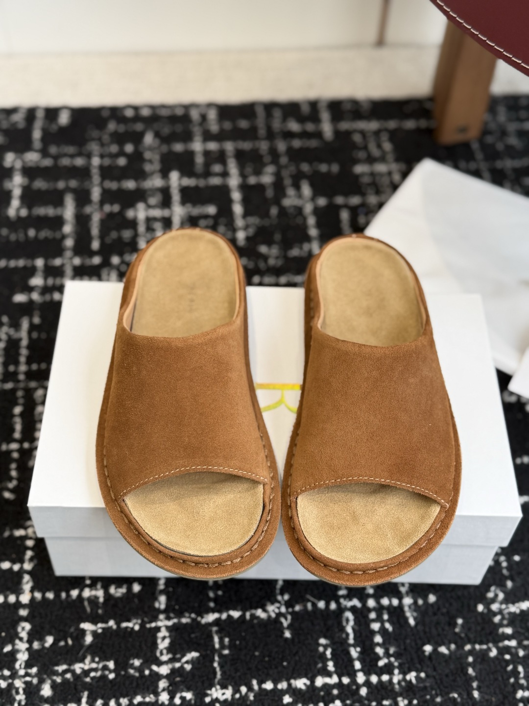 东莞代购级26ssThe Row手工缝制博肯穆勒拖这双拖跟以往的博肯拖工艺做法不一样，纯手工缝马克线这款