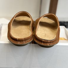 东莞代购级26ssThe Row手工缝制博肯穆勒拖这双拖跟以往的博肯拖工艺做法不一样,纯手工缝马克线这款 东莞代购级26ssThe Row手工缝制博肯穆勒拖这双拖跟以往的博肯拖工艺做法不一样,纯手工缝马克线这款