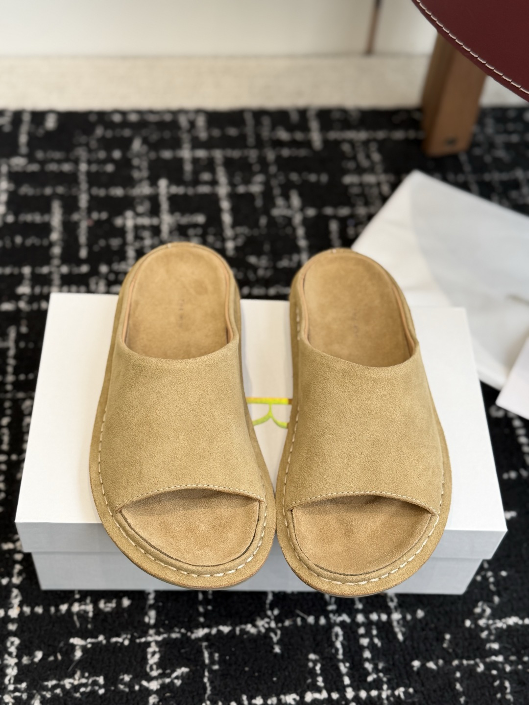 东莞代购级26ssThe Row手工缝制博肯穆勒拖这双拖跟以往的博肯拖工艺做法不一样，纯手工缝马克线这款