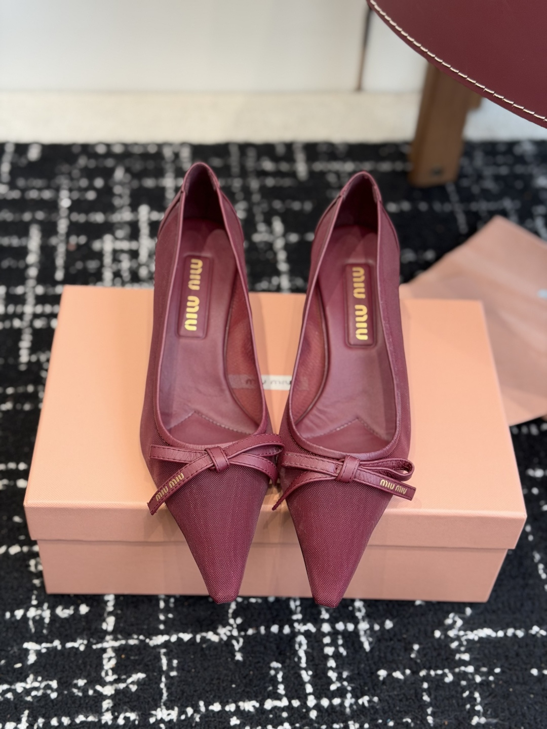 Miu Miu 缪缪 26ss春夏新款 尖头高跟鞋网红爆款上脚非常完美 穿搭配 此鞋 网面+蝴蝶结 优雅