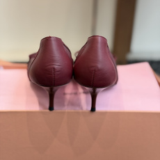 Miu Miu 缪缪 26ss春夏新款 尖头高跟鞋网红爆款上脚非常完美 穿搭配 此鞋 网面+蝴蝶结 优雅 Miu Miu 缪缪 26ss春夏新款 尖头高跟鞋网红爆款上脚非常完美 穿搭配 此鞋 网面+蝴蝶结 优雅
