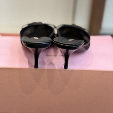 Miu Miu 缪缪 26ss春夏新款 尖头高跟鞋网红爆款上脚非常完美 穿搭配 此鞋 网面+蝴蝶结 优雅 Miu Miu 缪缪 26ss春夏新款 尖头高跟鞋网红爆款上脚非常完美 穿搭配 此鞋 网面+蝴蝶结 优雅