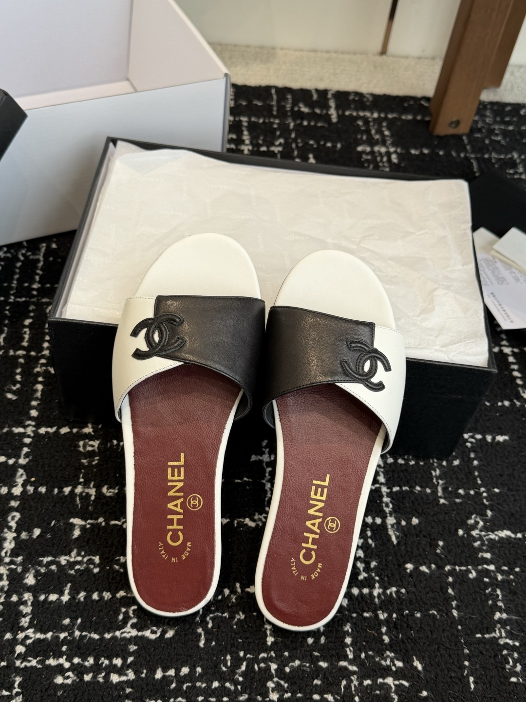 代购级CHANEL 香奈儿 26ss 春夏秀款拖鞋第一眼看上就被种草了根据天气变化自由穿搭!套上袜套春夏 代购级CHANEL 香奈儿 26ss 春夏秀款拖鞋第一眼看上就被种草了根据天气变化自由穿搭!套上袜套春夏