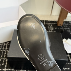 代购级CHANEL 香奈儿 26ss 春夏秀款拖鞋第一眼看上就被种草了根据天气变化自由穿搭!套上袜套春夏 代购级CHANEL 香奈儿 26ss 春夏秀款拖鞋第一眼看上就被种草了根据天气变化自由穿搭!套上袜套春夏