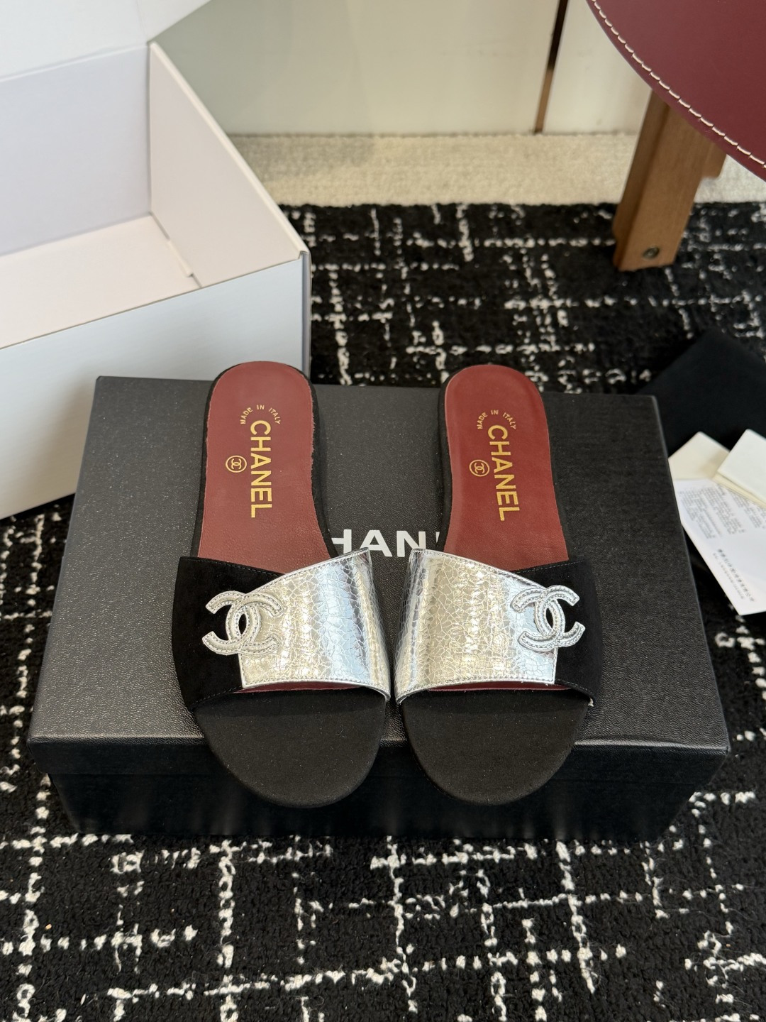代购级CHANEL 香奈儿 26ss 春夏秀款拖鞋第一眼看上就被种草了根据天气变化自由穿搭！套上袜套春夏
