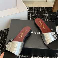 代购级CHANEL 香奈儿 26ss 春夏秀款拖鞋第一眼看上就被种草了根据天气变化自由穿搭!套上袜套春夏 代购级CHANEL 香奈儿 26ss 春夏秀款拖鞋第一眼看上就被种草了根据天气变化自由穿搭!套上袜套春夏
