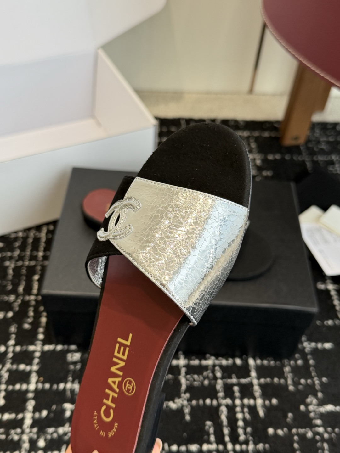 代购级CHANEL 香奈儿 26ss 春夏秀款拖鞋第一眼看上就被种草了根据天气变化自由穿搭!套上袜套春夏 代购级CHANEL 香奈儿 26ss 春夏秀款拖鞋第一眼看上就被种草了根据天气变化自由穿搭!套上袜套春夏