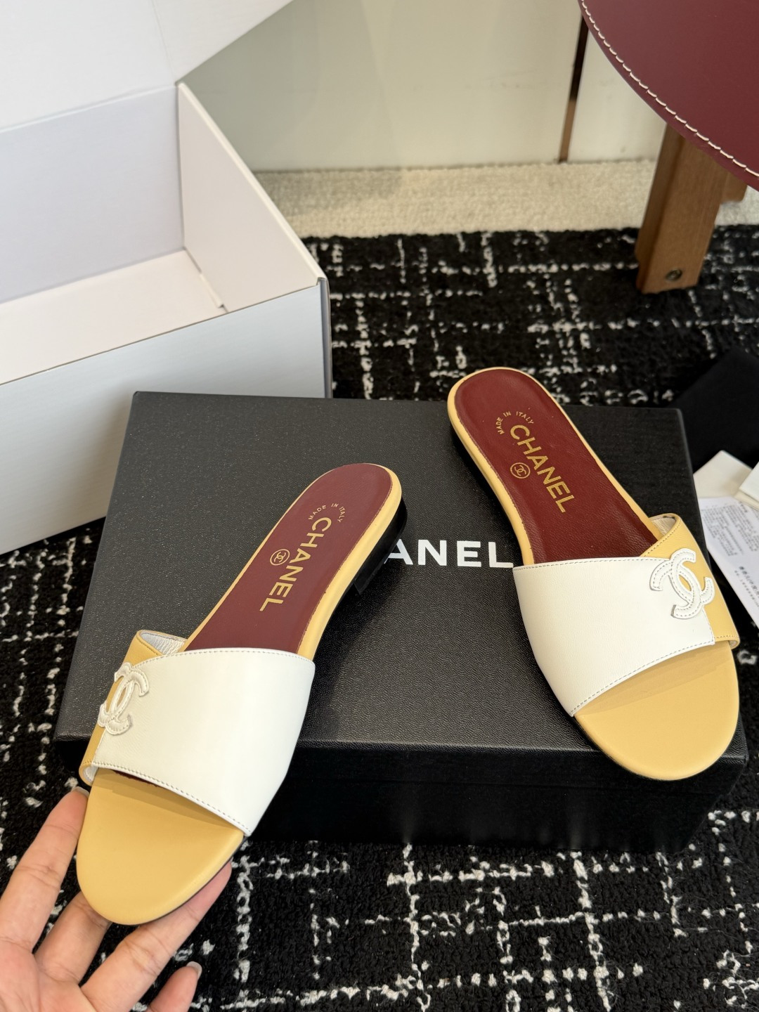 代购级CHANEL 香奈儿 26ss 春夏秀款拖鞋第一眼看上就被种草了根据天气变化自由穿搭!套上袜套春夏 代购级CHANEL 香奈儿 26ss 春夏秀款拖鞋第一眼看上就被种草了根据天气变化自由穿搭!套上袜套春夏