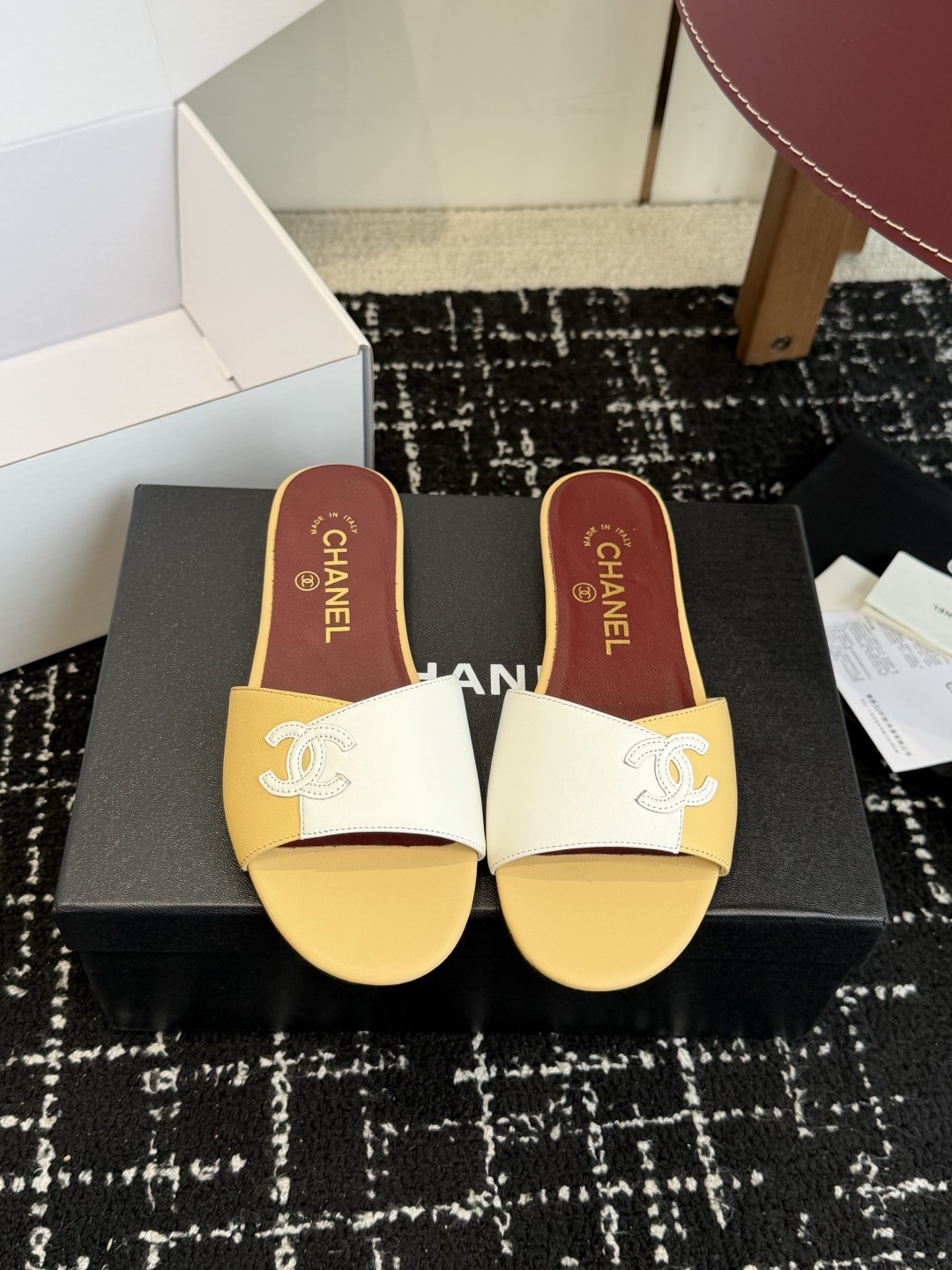 代购级CHANEL 香奈儿 26ss 春夏秀款拖鞋第一眼看上就被种草了根据天气变化自由穿搭！套上袜套春夏