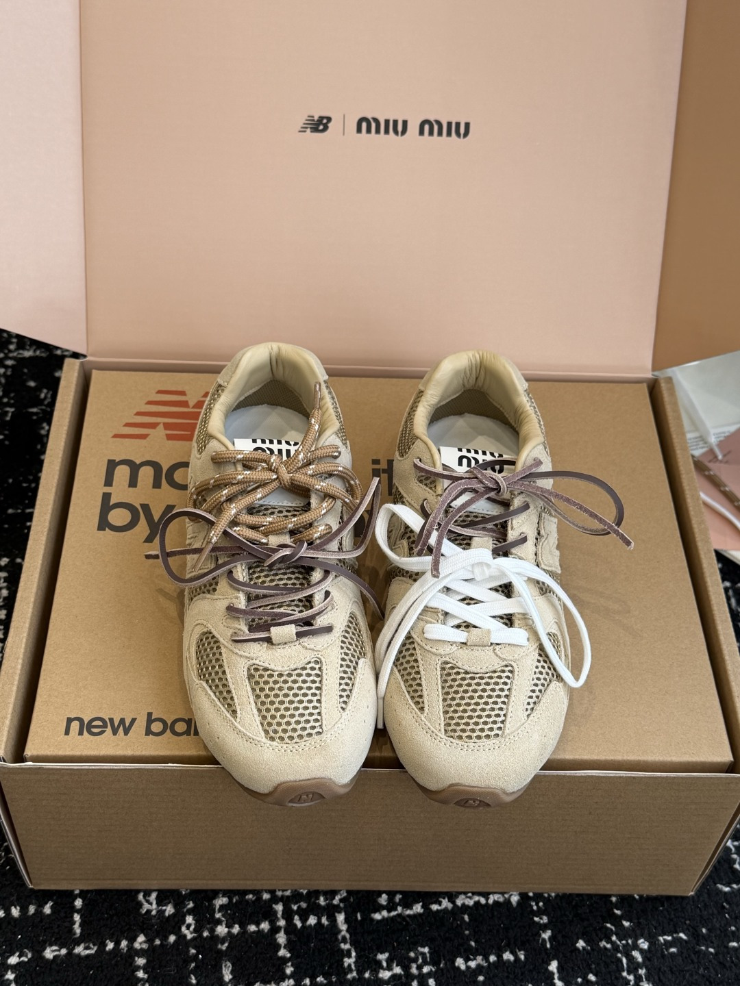 东莞代购级（官网同步✈️飞机盒包装）26ss夏季Miumi*u X New Balanc*e联名走秀款 