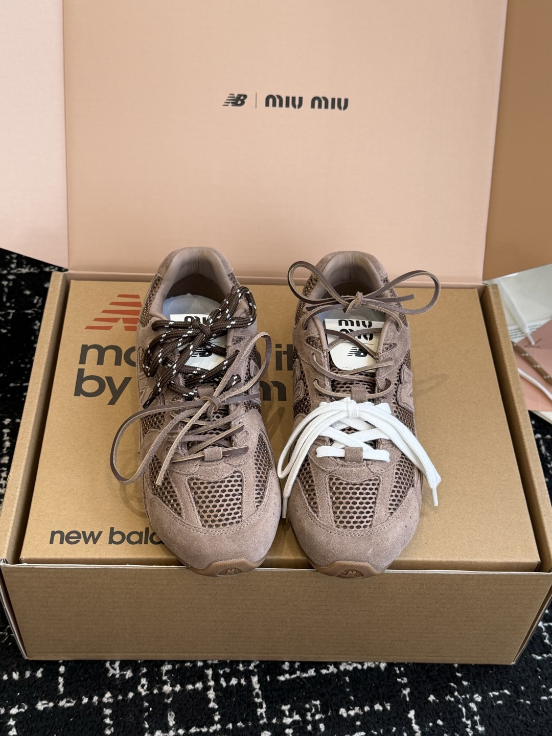 东莞代购级（官网同步✈️飞机盒包装）26ss夏季Miumi*u X New Balanc*e联名走秀款 
