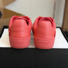 代购级Prada普拉达 情侣款 休闲运动鞋 经典升级 这款运动鞋延续经久不衰的轮廓 。采用牛皮革精心制 代购级Prada普拉达 情侣款 休闲运动鞋 经典升级 这款运动鞋延续经久不衰的轮廓 。采用牛皮革精心制