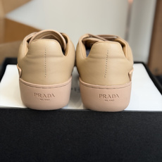 代购级Prada普拉达 情侣款 休闲运动鞋 经典升级 这款运动鞋延续经久不衰的轮廓 。采用牛皮革精心制 代购级Prada普拉达 情侣款 休闲运动鞋 经典升级 这款运动鞋延续经久不衰的轮廓 。采用牛皮革精心制