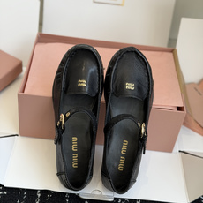 东莞代购级MiuMiu 缪缪 新款复古褶皱玛丽珍乐福鞋作为MIU MIU标志性甜酷美学的延续,这双玛丽珍 东莞代购级MiuMiu 缪缪 新款复古褶皱玛丽珍乐福鞋作为MIU MIU标志性甜酷美学的延续,这双玛丽珍