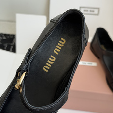 东莞代购级MiuMiu 缪缪 新款复古褶皱玛丽珍乐福鞋作为MIU MIU标志性甜酷美学的延续,这双玛丽珍 东莞代购级MiuMiu 缪缪 新款复古褶皱玛丽珍乐福鞋作为MIU MIU标志性甜酷美学的延续,这双玛丽珍