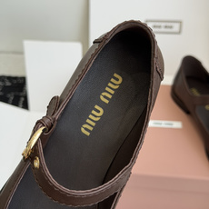 东莞代购级MiuMiu 缪缪 新款复古褶皱玛丽珍乐福鞋作为MIU MIU标志性甜酷美学的延续,这双玛丽珍 东莞代购级MiuMiu 缪缪 新款复古褶皱玛丽珍乐福鞋作为MIU MIU标志性甜酷美学的延续,这双玛丽珍